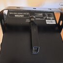 Černý kovový přístroj s úchytným rámem. Na horní části jsou bílé nápisy CAUTION, USE ONLY CHAUVET HAZE FLUID a SAFETY LOOP. Viditelný je název modelu…