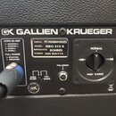 Detail zadní strany basového komba značky GALLIEN KRUEGER. Na černém ovládacím panelu je štítek s nápisy SERIAL FC1524B04103323, MODEL NEO 212 II, IM…