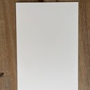 Na fotografii je prázdný bílý list papíru v obdélníkovém formátu. Papír leží na hnědém dřevěném povrchu s viditelnou strukturou zrn. Na listu nejsou…