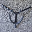 Černý stojan na hudební nástroj vyrobený z plastu a kovu. Stojan má trojnožkou a dvě zakřivená ramena pro oporu nástroje. Povrch je v dobrém stavu, b…