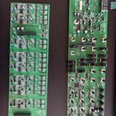Dvě zelené tiskací spoje s elektronickými komponenty. Na levém desce je v dolní části nápis musictribe a kód 073-1489. Pravá deska obsahuje displej,…
