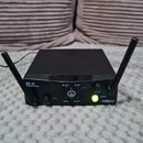 Černý bezdrátový přijímač s dvěma anténami. Na předním panelu je nápis SR 40 STATIONARY RECEIVER, značka AKG a označení PRO2. Jsou zde dva kontrolní…