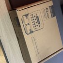 Kartonová krabice s nápisy ZOOM G1 FOUR MULTI-EFFECTS PROCESSOR. Na povrchu je schéma pedálu s označením G1 FOUR a text GUITAR MULTI-EFFECTS PEDAL ST…