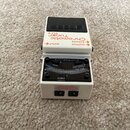 Bílý ladicí pedál s černou gumovou podložkou a červenými nápisy. Na horní části je uveden text Chromatic Tuner TU-3, INPUT a OUTPUT BYPASS. Spodní ov…