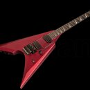 Červená elektrická kytara s ostrým, V-tvarovým korpusem a černými komponenty. Nástroj má dva humbuckery, Tremolo systém a hmatník s trojúhelníkovými…