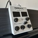 Bílé kovové ovládací zařízení s nápisy Mellotron BY RESCH a micro :MODULE:. Přístroj obsahuje dva malé černé displeje, pět černých otočných ovladačů…