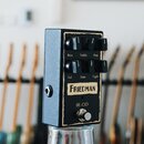 Černý kytarový efekt pedál značky FRIEDMAN, model BE-OD. Na horní straně se nachází šest černých otočných ovladačů s popisky Bass, Treble, Pres, Vol,…
