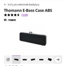 Snímek zachycuje screenshot z e-shopu Thomann s nabídkou kufru pro elektrickou baskytaru. Na obrázku je černý, tvrdý kufr s rovnými hranami a úchytem…