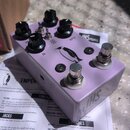 Fialový efekt pedál s nápisy JHS a EMPEROR V2. Na horní straně jsou čtyři černé oválové knoflíky s popisky VOLUME, EQ, SPEED a DEPTH, dva přepínače a…