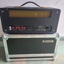 Černý kytarový kombozesilovač značky Marshall, model DSL40CR, umístěný na stříbrném transportním kufru s nápisem RAZZOR custom cases. Zadní panel zes…