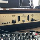Zlatý rackový mikrofonní předzesilovač s nápisem Vacuum Tube Microphone Preamplifier a Gold Mike. Na předním panelu jsou vidět přepínače 48 V, REVERS…