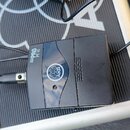 Černý bezdrátový vysílač s nápisem PRO PT 40 a logem AKG. Zařízení je vyrobeno z plastu, vykazuje drobné známky opotřebení a povrchové škrábance. V h…