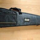 Černý polotvrdý pouzdro na kytaru s rukojetí a zipy. Na spodní části je vyražen nápis ROCKBAG a pod ním menší text WWW.ROCKBAG.com, v horní části je…