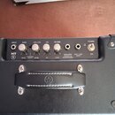 Horní ovládací panel černého kytarového komba s nápisem HT 1. Panel obsahuje pět otočných ovladačů označených jako GAIN, VOLUME, EQ a REVERB, přepína…