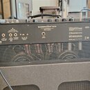 Zadní strana kytarového komba v černé barvě s texturovaným povrchem. Na horním ovládacím panelu je nápis BASSBREAKER 18/30, POWERED BY VOX, MADE IN M…