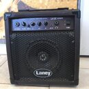 Černý akustický kombozesilovač s kovovou mřížkou reproduktoru. Na horním ovládacím panelu jsou nápisy LA12C ACOUSTIC, EQUALISATION, INSTRUMENT, VOLUM…