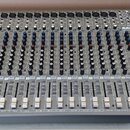 Šedý mixovací pult s kovovým šasi a černými bočními panely. Na horní části je nápis SAMSON USB LEDPAD LIVE MIXING CONSOLE a označení USB. Zařízení ob…