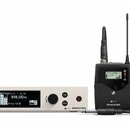 Bílá racková základna a černý bezdrátový vysílač s dvěma anténami. Na základně je displej s nápisy B.Ch U1 1 ev G4, 548.100 MHz a AF Out: +18 dB, dál…