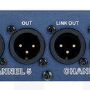 Modrý rackový mikrofonní splitter s osmi kanály. Na zařízení jsou nápisy Palmer audio products, PRMMS 8 a 8 CHANNEL MIC SPLITTER. Každý kanál je ozna…