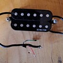 Černý humbucker s dvěma řadami šesti viditelných pólů. Na spodní hraně je bílý nápis SCHECTER. Snímač má připojení v podobě černého kabelu, který je…