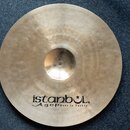 Kruhový mosazný činel s viditelným broušením v koncentrických kruzích. V dolní části je černý nápis istanbul Agop Made in Turkey s hvězdicí nad písme…