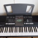 Černý digitální klavír s bílými a černými klávesami. Na horním panelu je v centru logo YAMAHA a v pravé části nápis PSR-E423. Nástroj obsahuje řadu t…