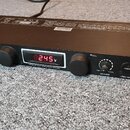 Černý distribuční panel s nápisy CAN AUDIO a PDP-950. Zařízení obsahuje červený digitální displej s hodnotou 245v, dva černé ovratové knoflíky a pote…