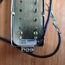 Fotografie zachycuje zadní stranu kovového snímače s připojenými elektrickými vodiči v různých barvách. Na kovovém krytu je vyražen nápis Seymour Dun…
