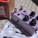 Fialový efekt pedál s nápisem TAP / EXP a dvěma stomečovými spínači. Na horní straně jsou tři černé otočné knoflíky a nápisy DEPTH, SPEED a VOLUME. P…