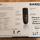 Fotografie znázorňuje zadní stranu krabice od kondenzátorového mikrofonu s nápisem P120 a logem AKG by HARMAN. Na obalu je zobrazen černý mikrofon s…