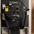 Zadní strana černého svítidla s nápisem SlimPAR PRO H. Jsou zde viditelné konektory DMX IN, DMX OUT, POWER IN (100-240 VAC 50/60Hz), USB a POWER OUT,…