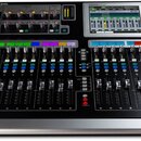 Černý digitální mixovací pult s kovovými prvky a řadou posuvníků a tlačítek. V horní části je nápis ALLEN&HEATH GLD-80 a displej s ovládacími prvky.…
