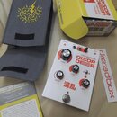 Na fotografii je efekt pedál bílé barvy s červeným panelem, na kterém je nápis DISOR DEER a logo dre:adbox. Zařízení má čtyři ovládací knoflíky s pop…
