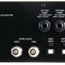 Zadní strana černého rackového audio zařízení s různými konektory. Na šasi jsou bílé nápisy: WARNING: TO REDUCE THE RISK OF FIRE OR ELECTRIC SHOCK DO…