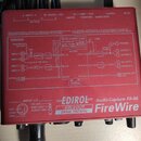 Červený audio interface s nápisy EDIROL Audio Capture FA-66 a FireWire. Na horní části je detailní schéma zapojení s označením vstupů a výstupů, včet…
