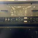 Zadní strana kytarového komba s černým povrchem a horní mřížkou. Na ovládacím panelu jsou nápisy POWER ON/OFF, STANDBY ON/OFF, SERIAL NUMBER EVH-0820…