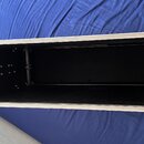 Otevřený hliníkový flightcase s černým vnitřním prostorem. Na horní a spodní hraně vnitřku jsou umístěny lišty s několika kovovými konektory. Case má…