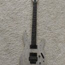 Elektrická kytara s bílým trupem z dřeva s výraznou strukturou zrn. Na hlavě hmatníku je černý nápis Ibanez. Nástroj má černý hmatník, dva humbuckery…