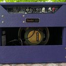 Zadní strana kytarového komba v fialovém texturovaném potahu. V horní části je ovládací panel s nápisy Fender, Limited Edition a různými technickými…