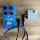 Modrý efekt pedál s nápisy FLASHBACK DELAY AND LOOPER a tc electronic. Na horní části jsou tři černé ovládací knoflíky s popisky DELAY, FEEDBACK a LE…