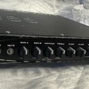 Černý rackový zesilovač značky GK s nápisem MB FUSION a označením 800. Přední panel obsahuje vstupy INPUT, přepínače -10dB a MUTE a řadu ovládacích k…