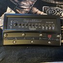 Černý kytarový zesilovač s nápisy Hughes & Kettner a Black Spirit 200. Přední panel obsahuje řadu ovládacích knoflíků, přepínačů a malý červený digit…