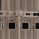 Bílá svítící sada čtyř LED panelů namontovaných na bílém stojanu. Na horním ovládacím panelu je nápis eurolite LED KLS-180 Compact Light Set, digitál…