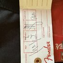 Fotografie detailu bílého papírového štítku značky Fender. Štítek obsahuje tabulku s ručně vyplněnými políčky označenými jako PREP, ASSEMBLY, TUNE TE…