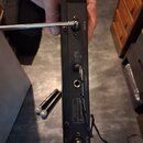 Záběr na zadní stranu černého elektronického zařízení s kovovým povrchem. Jsou zde vidět dva připojené antény u konektorů s nápisy ANT.A a ANT.B, vst…