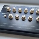 Černý desktopový modul s nápisy KICK lancet a VERMONA. Zařízení obsahuje deset bílých otočných ovladačů s popisky DECAY, PITCH, BEND, TIME, FM FREQ,…