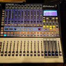 Digitální mixážní pult PreSonus STUDIOLIVE 16.0.2 v černé a stříbrné barvě. Horní část obsahuje modré ovládací panely s nápisy jako Compressor, Limit…