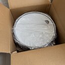 V kartonové krabici se nachází bílý buben, který je zabalen v průhledné plastové fólii. Na pravé straně je vidět černé kulaté logo s nápisem SONOR. N…