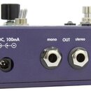 Fialový efekt pedál s kovovým šasi. Na zadní straně jsou dva jack konektory s nápisy mono OUT stereo a vstup pro napájení s označením 9VDC, 100mA a d…