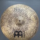 Kruhový mosazný činel s výrazně kovem vykovaným, nepravidelným povrchem. V horní části je černý nápis „Byzance“ a pod ním menší text „HAND HAMMERED“.…